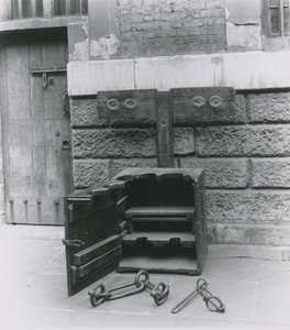 Pranger und Fesseln im Newgate-Gefängnis