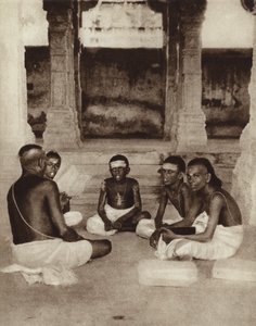 Schüler, die eine Tempelschule in Ramesworam, Madras, Indien besuchen (s/w Foto)