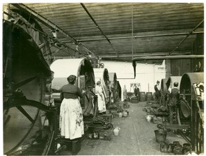 Tapisserie-Druck, Hughes Fabrik Nr. 2, 1923 von English Photographer