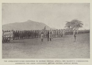 Die anglo-portugiesische Expedition nach Britisch-Zentralafrika, Ihre Majestät Kommissar spricht zur Sikh-Kontingent, Britisch-Zentralafrikanische Gewehre von English Photographer