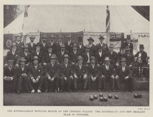 Das australische Bowling-Match im Crystal Palace, das australische und neuseeländische Team in Uniform von English Photographer