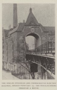 Die Berliner Hoch- und Untergrundbahn, eröffnet am 15. Februar, die Strecke durch ein Haus von English Photographer