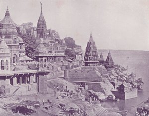Der Verbrennungs-Ghat, Benares von English Photographer