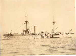 Die "Chih Yuan" vor Anker an der Südküste bei Hove, Lokaler Fischkutter daneben, ca. 1886