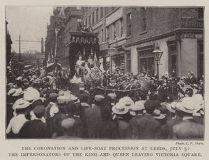 Die Krönungs- und Rettungsbootprozession in Leeds, 5. Juli, die Darsteller des Königs und der Königin verlassen den Victoria Square von English Photographer