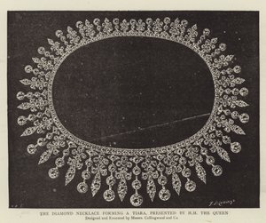 Die Diamantkette, die eine Tiara bildet, präsentiert von Ihrer Majestät der Königin von English Photographer