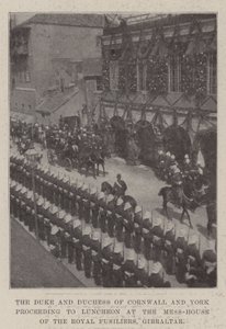 Der Herzog und die Herzogin von Cornwall und York auf dem Weg zum Mittagessen im Offiziershaus der Royal Fusiliers, Gibraltar von English Photographer