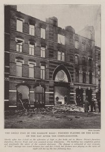 Das große Feuer in der Harrow Road, Feuerwehrleute löschen die Ruinen am Tag nach dem Brand von English Photographer