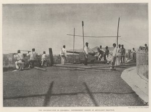Der Aufstand in Kolumbien, Regierungstruppen beim Artillerieübungen von English Photographer