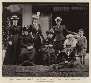 Das neueste Porträt der Königin, eine königliche Gruppe aus Balmoral von English Photographer
