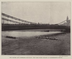 Das Oxford-und-Cambridge-Bootsrennen, die Dunkelblauen führen an der Hammersmith-Brücke von English Photographer
