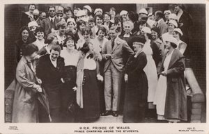 Der Prinz von Wales (später König Edward VIII.) mit einer Gruppe von Studentinnen von English Photographer