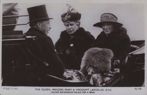 Die Königin, Prinzessin Mary und Viscount Lascelles, DSO von English Photographer