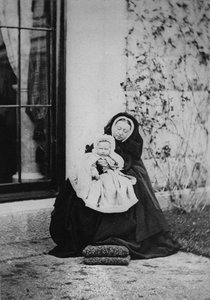 Die Königin und Prinzessin Victoria von Hessen, 1863 von English Photographer