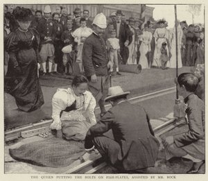 Die Königin befestigt die Bolzen an den Schienenplatten, assistiert von Mr. Bock von English Photographer