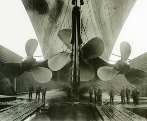 Die Propeller der Titanic im Thompson Graving Dock von Harland und Wolff, Belfast, Irland, 1910-11 von English Photographer