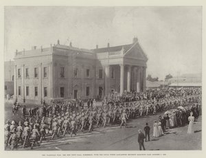 Der Transvaal-Krieg, das neue Rathaus von Kimberley, mit dem Loyal North Lancashire Regiment, das vorbeimarschiert, 7. Oktober 1899 von English Photographer