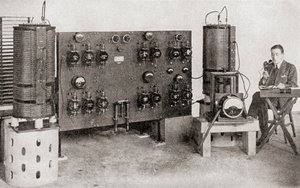 Der erste Rundfunksender, der in Großbritannien betrieben wurde, installiert in den Marconi-Werken, Chelmsford, 1919 und 1920, aus Die Geschichte von fünfundzwanzig Jahren, veröffentlicht 1935