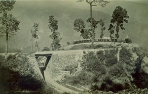 Die Schleife am Agony Point in Tindharia auf der Darjeeling Himalayan Railway, 1880er Jahre von English Photographer