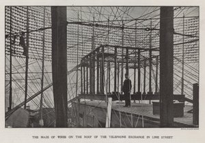Das Drahtgewirr auf dem Dach der Telefonzentrale in der Lime Street von English Photographer