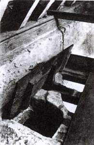 Das Priesterversteck in einer Treppe in Sawston Hall, entworfen und gebaut vom Jesuitenmärtyrer und Heiligen Nicholas Owen, ca. 1935