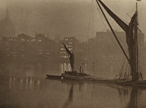 Die Schatten der Nacht fallen langsam über den Londoner Fluss (s/w Foto) von English Photographer