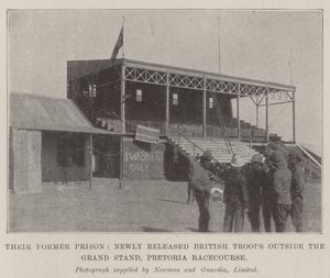 Ihr ehemaliges Gefängnis, neu freigelassene britische Truppen vor der Tribüne, Pretoria Rennbahn von English Photographer