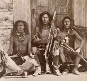 Drei Indianerkrieger, fotografiert von den Royal Engineers am neunundvierzigsten Breitengrad von English Photographer