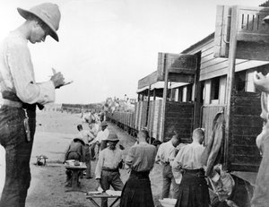 Toilette während des Zugstopps in Abu Hamed, 14. September 1898 von English Photographer