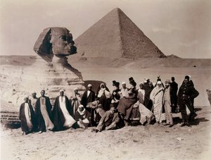 Touristen besuchen die Sphinx von Gizeh