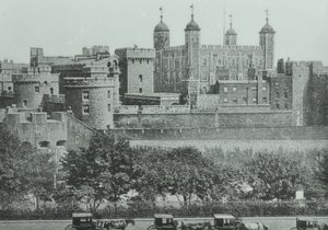 Tower Hill: Blick auf den Tower of London, 1895 von English Photographer