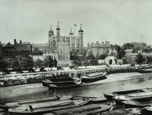 Tower of London, Tower Hill: vom Fluss, 1895 von English Photographer