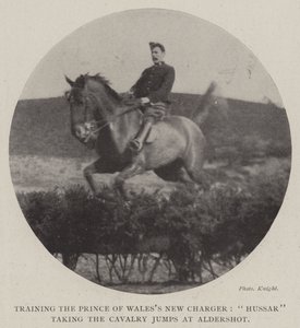 Training des neuen Pferdes des Prinzen von Wales, Husar nimmt die Kavalleriesprünge in Aldershot von English Photographer