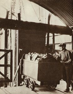 Schieferwanne erreicht die Oberfläche einer Ölschiefermine in West Calder, Schottland von English Photographer