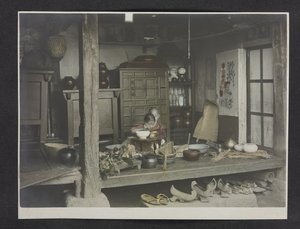 Zwei Kinder beim Essen im Haus, Fotoalbum von Korea von English Photographer