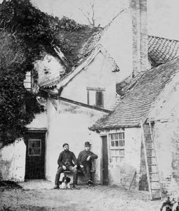 Zwei Männer vor Enfield Cottage, ca. 1890 von English Photographer