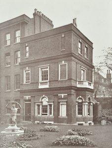 Ansicht des Clements Inn Garden House, 1885 von English Photographer