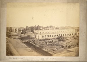 Ansicht des alten Dhaka College und des alten Gerichtsgebäudes, c.1875 von English Photographer