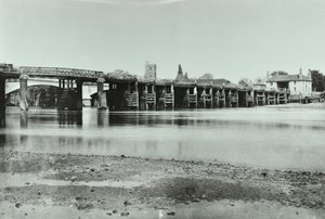 Ansicht der alten und neuen Putney Bridges mit Oasthaus und All Saints Church im Hintergrund, 1885 von English Photographer