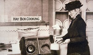 Erster Weltkrieg Britische Heimatfront: Wirtschaftliches Kochen mit einer Heubox von English Photographer