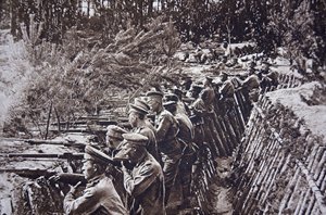 Russische Truppen im Ersten Weltkrieg in einem Schützengraben an der Dvina-Front, September 1917 von English Photographer