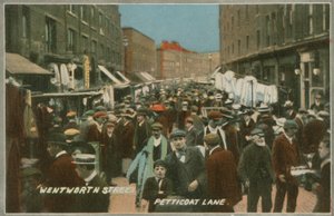 Wentworth Street, Petticoat Lane, London von English Photographer