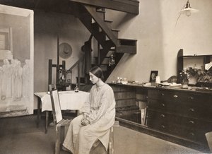 Winifred Knights in ihrem Atelier