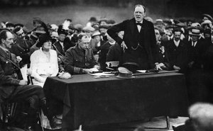 Winston Churchill während einer Rede in Enfield, England von English Photographer