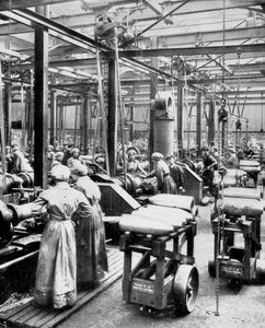 Frauen stellen hochexplosive Granaten her