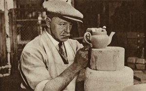 Arbeiter, der eine Teekanne in den Royal Doulton Werken, Stoke-on-Trent, Staffordshire, herstellt von English Photographer