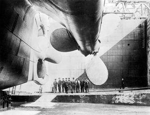 Arbeiter unter einem der Propeller der Titanic, 31. Mai 1911