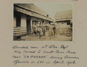 Verwundete Männer, 4. Worc: Regt. werden während der deutschen Offensive auf LYS, April 1918, zu einem kleinen Bauernhaus in der Nähe von „LA CRECHE“ gebracht
