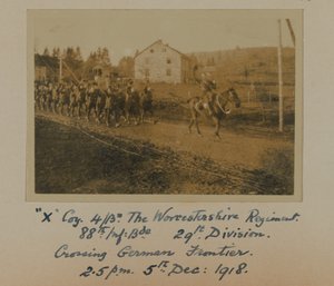 „X“ Kompanie 4Bn. Das Worcestershire Regiment, 88. Inf: Bde. 29. Division, Überqueren der deutschen Grenze um 14:05 Uhr am 5. Dez: 1918 von English Photographer
