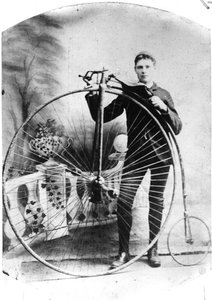 Junger Mann mit einem Hochrad, ca. 1870er von English Photographer